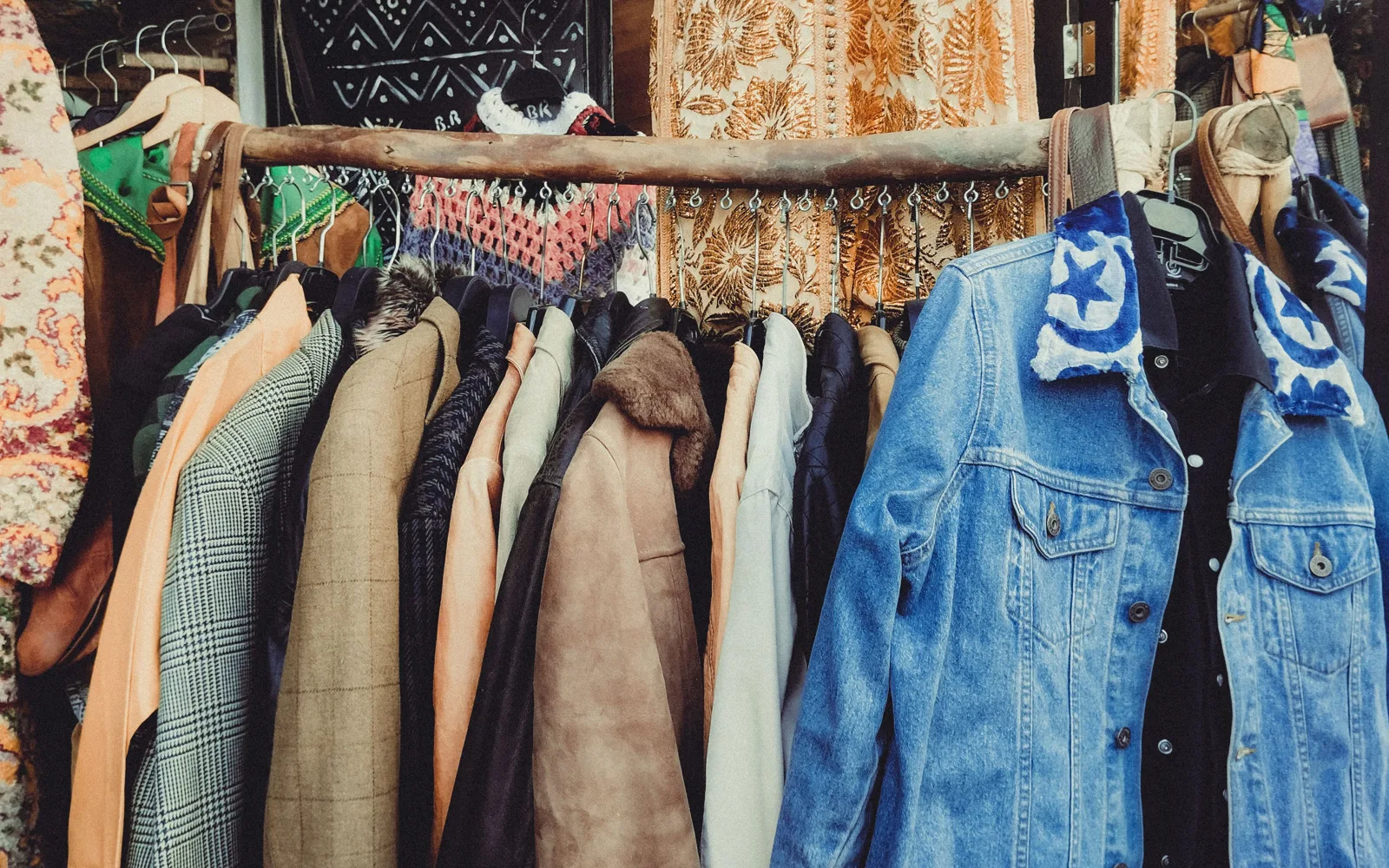Regard collectif sur des vêtements de seconde main